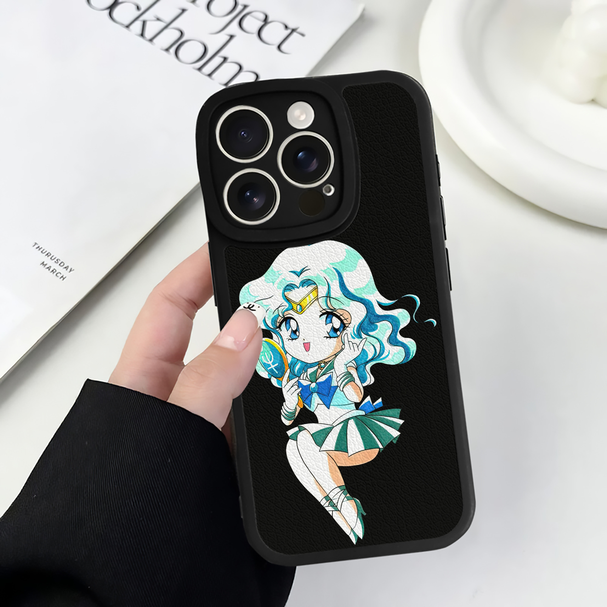 （画像用） 美少女戦士セーラームーン 海王 みちる（かいおう みちる） Sailor Moon Kaiou Michiru 【iPhone 16シリーズ対応】シリコンスマホケース（レザー調） 材質：シリコン